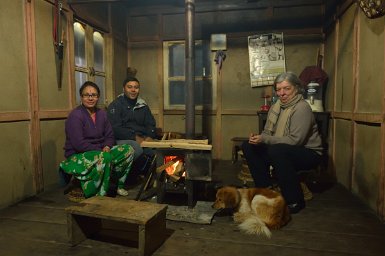 01830F2015___00446 Shergaon, dans la cuisine auprès du poêle. De G à D Tsering, Rajen, Le chien Picsy et Milène.