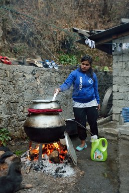 01840F2015___00145 A l'approche du Losar, Sukhrij, domestique de la maison, surveille la distillation du Phaki, l'alcool de riz, dans l'aroza, l'alambic traditionnel.