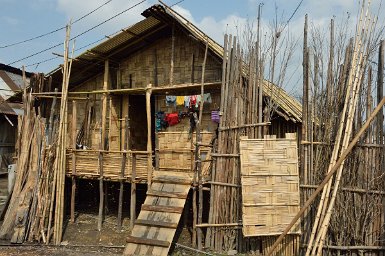 28700F2015___02653 Village de Hong, près de Ziro, maison traditionnelle. La maison est sur pilotis, très longue (au moins 10m) avec un foyer central au milieu de la pièce unique...