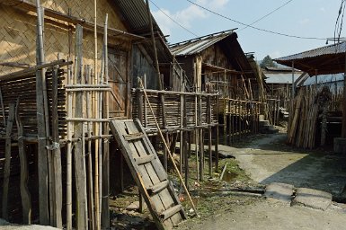 29710F2015___02703 Village de Hong, près de Ziro avec maisons serrées délimitant des rues trés étroites. Les autorités essayent d'éloigner un peu les maisons pour limiter les...