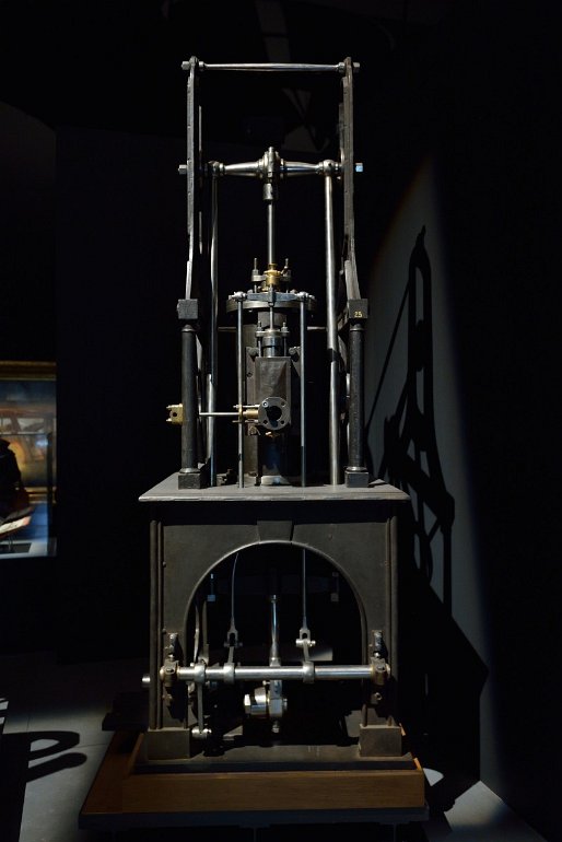 Musée des Confluences Exposition l'art et la machine, machine à vapeur verticale (vers 1840)