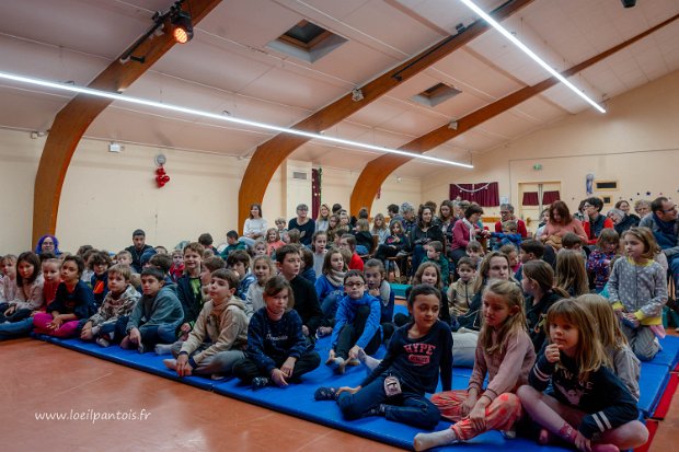 Goûter de Noël Devant un public nombreux, "Monsieur Scrooge", un très beau spectacle de la Compagnie des Gens Normales, d'après le...