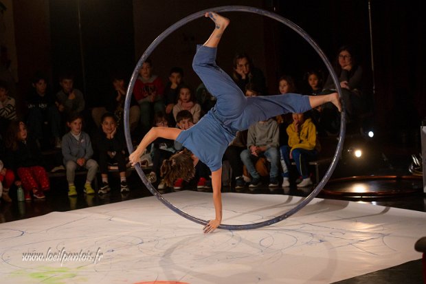 Nuit du cirque: Trait(s) Un spectacle autour de 2 roues cyr et d'un peu de peinture, poétique, délicat qui a ravi petits, parents et ainés. Mise...