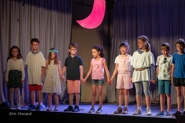Journée théâtre 5 pièces, 5 troupes, près de 60 comédiens sous la bienveillante férule d'Edouard Honegger et de Maëlly Ilasciuc , un...