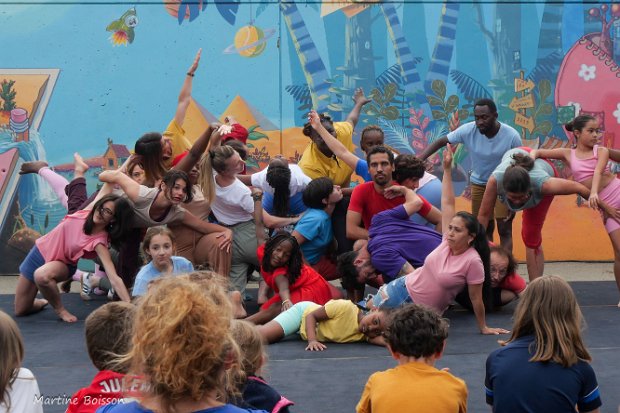 Compagnie Virevolt 3 juillet Deux spectacles proposés par la compagnie Virevolt, le premier "Allez, viens danser" monté au cours de l'année avec des...