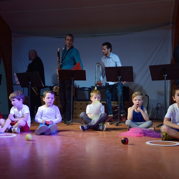 Le concert Un concert géant, devant une salle comble. Imaginez tous les groupes musicaux et les équipes cirque, accompagnés par le...