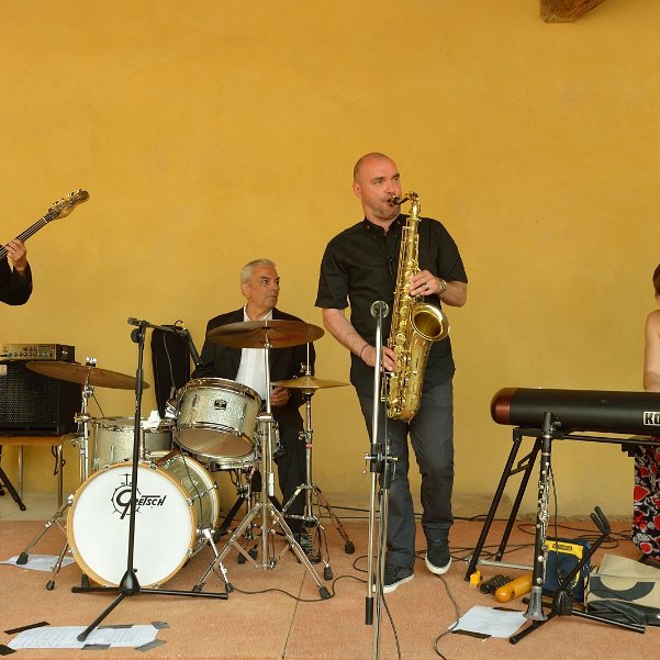 Swinging Lady Quartet Une belle fin d'après midi de printemps, la douceur d'une musique intemporelle, le plaisir d'être ensemble. Merci à...