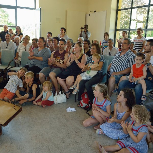 Spectacle Eveil Théâtre Une chaude après-midi d'été, quelques chaperons rouges sympathiques, quelques loups qui n'étaient pas trop méchants et...