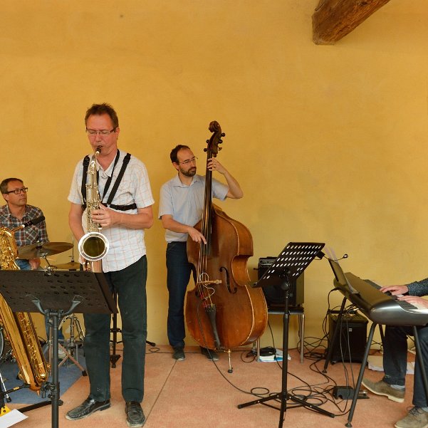 Un trio à quatre... Pour ce deuxième apéritif jazz de la saison, le trio composé de Olivier Morard à la contrebasse, Pierre Latreille au...