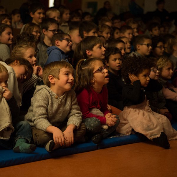 Goûter de Noël Une belle après-midi qui rassemble enfants et anciens autour d'un spectacle et d'un agréable goûter. Malgré une panne...