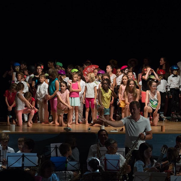 Spectacle de fin d'année Un beau spectacle qui vit s'enchainer les prestations des sections Cirque enfant, Jiu Jitsu, Danse, Rollers, Zumba kids,...