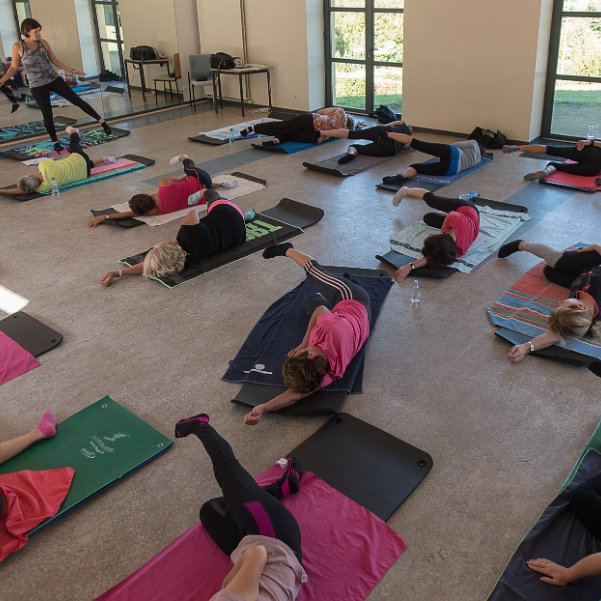 Cours Pilates L'un des cours de Pïlates de la MJC, plutôt à l'heure des seniors, avec Isabelle, avant le déjeuner. Un bel effort dans...