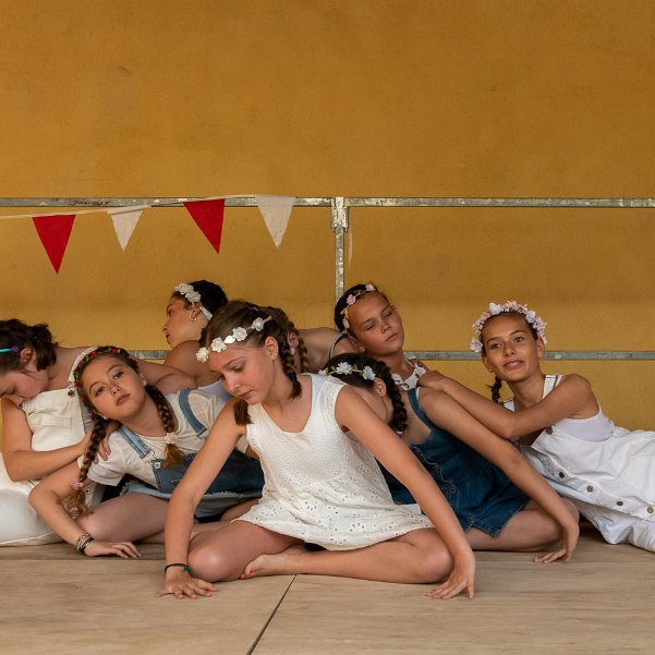 Danse Deux jolis groupes pour finir l'après-midi, rythme et grâce sous l'oeil attentif de leur animateur.