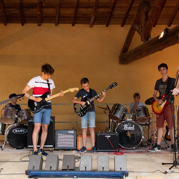 Apéro rock Une douce fin d'après midi, une belle musique, un bar fourni et des hamburgers...pour les premiers. Et la tempête a...