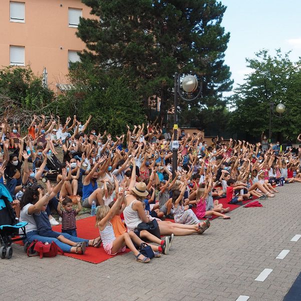 balade cirque de la Compagnie Virevolt Projet Culture hors les murs 2020 soutenu par la Métropole de Lyon La Commune de Fontaines St Martin, en partenariat...