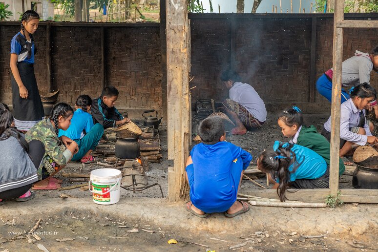 exp 20181114__00328-300 Muang Ngoy Neua est un village d’environ 700 habitants de l’ethnie Lao Loum (lao des plaines, majoritaire au Laos), le long de la rivière Nam Ou, accessible...