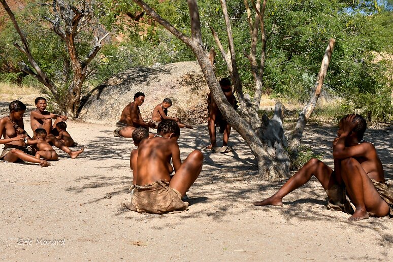 exp ERIC 20230425 NAMIBIE OMARURU SAN 5 Groupe de femmes San travaillant à la réalisation de bijoux en coquille d’autruche. Le peuple San et ses ancêtres les Bochimans, vécurent au moins 17 000 ans...