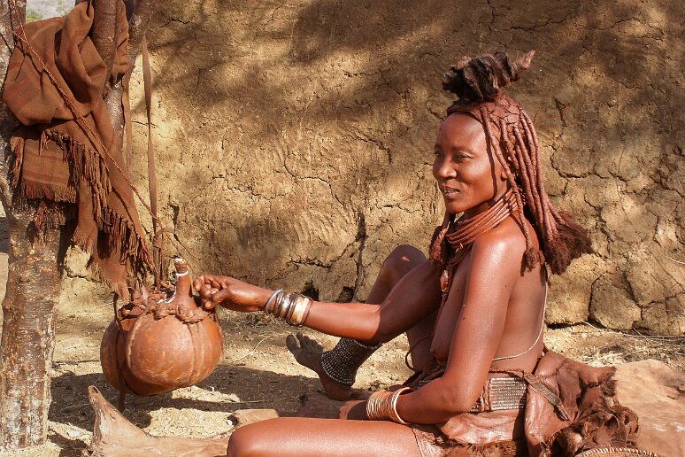 exp F2003-NAJ14012_1 Frontière nord de la Namibie avec l’Angola, le long de la rivière Kunene L’ethnie Himba, forte de 10 à 15 000 personnes est un peuple d’éleveurs dont...