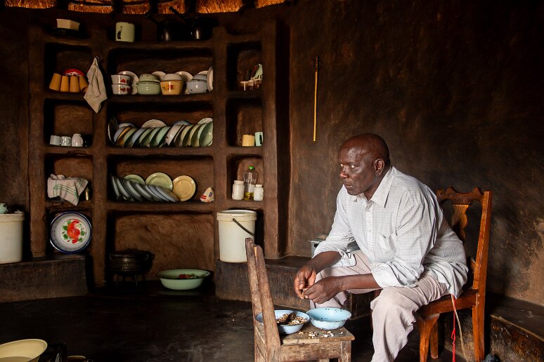 exp F2012___30969 Elias Masuka dans sa cuisine - 75 ans, aveugle, porteur d’une poche urinaire, en attente d'opération - 2 épouses - conseiller général ZANU PF (élu pour la...