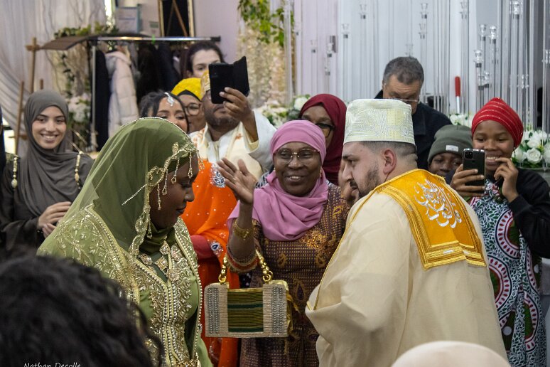exp Nathan DECOLLE - Pour l'exposition - 1 Une célébration purement traditionnelle s'est déroulée juste à côté de chez nous, sur Lyon. Une cinquantaine de personnes se sont réunies pour célébrer un...