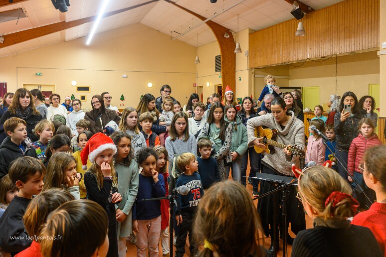 20251210__32651 Chants d'enfants sous la direction d'Elodie Colombier accompagnée de Philippe Dupuy