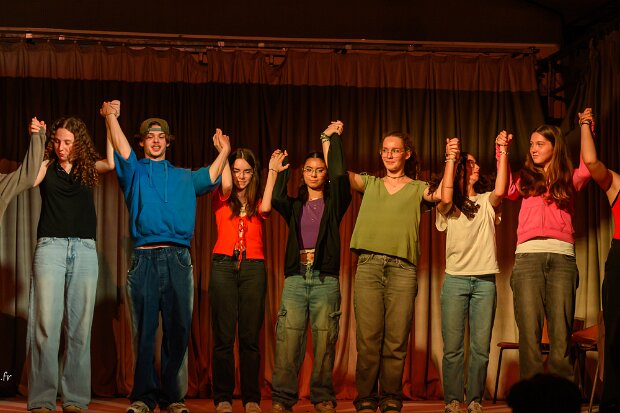 Le soleil de Moses Une pièce de Laurent Contamin, mise en scène Edouard Honegger avec le groupe théâtre ado du mardi 18h30: Lila Escolin ,...