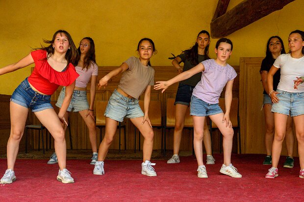 Modern Danse Groupe de Modern danse, animatrice Marine Gustowski, avec Marley Folleville, Andrea De kergommeaux, Erin Pasteur, Agathe...