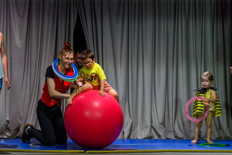 20260620__37942 MJC Fontaines Saint Martin, spectacle de fin d'année, ateliers cirque duo parents-enfants, cirque éveil, cirque enfants, animés par Lou Romano