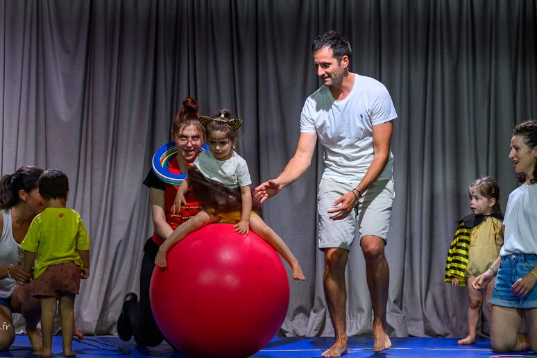 20260620__37944 MJC Fontaines Saint Martin, spectacle de fin d'année, ateliers cirque duo parents-enfants, cirque éveil, cirque enfants, animés par Lou Romano