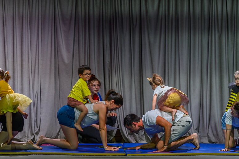 20260620__37948 MJC Fontaines Saint Martin, spectacle de fin d'année, ateliers cirque duo parents-enfants, cirque éveil, cirque enfants, animés par Lou Romano