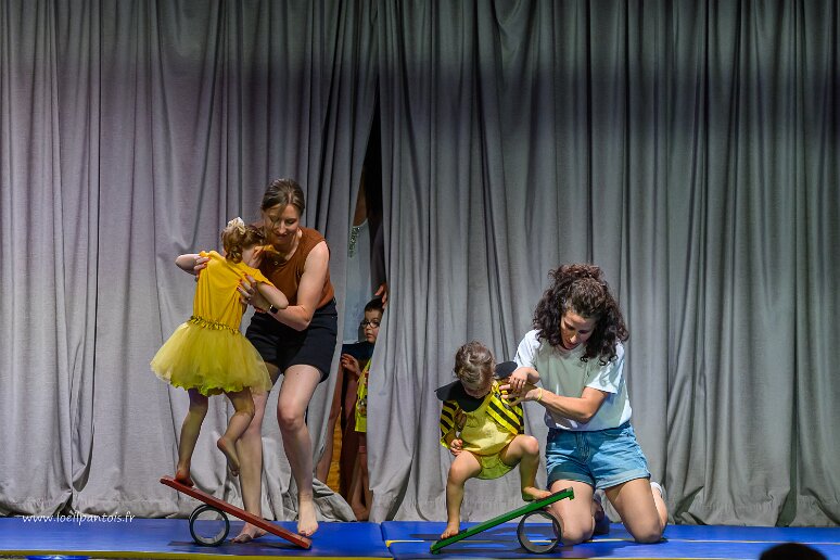20260620__37963 MJC Fontaines Saint Martin, spectacle de fin d'année, ateliers cirque duo parents-enfants, cirque éveil, cirque enfants, animés par Lou Romano