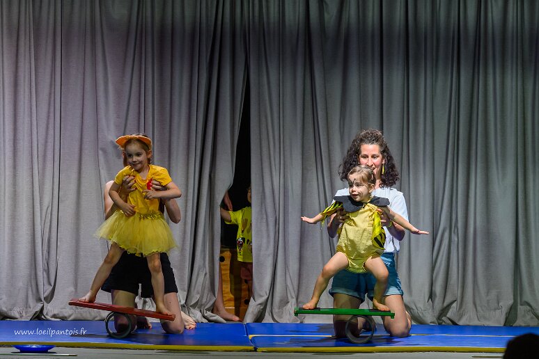 20260620__37965 MJC Fontaines Saint Martin, spectacle de fin d'année, ateliers cirque duo parents-enfants, cirque éveil, cirque enfants, animés par Lou Romano