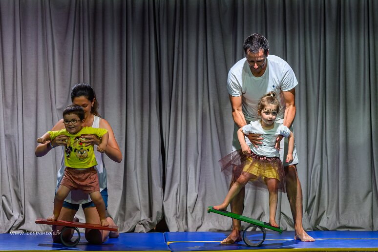 20260620__37971 MJC Fontaines Saint Martin, spectacle de fin d'année, ateliers cirque duo parents-enfants, cirque éveil, cirque enfants, animés par Lou Romano