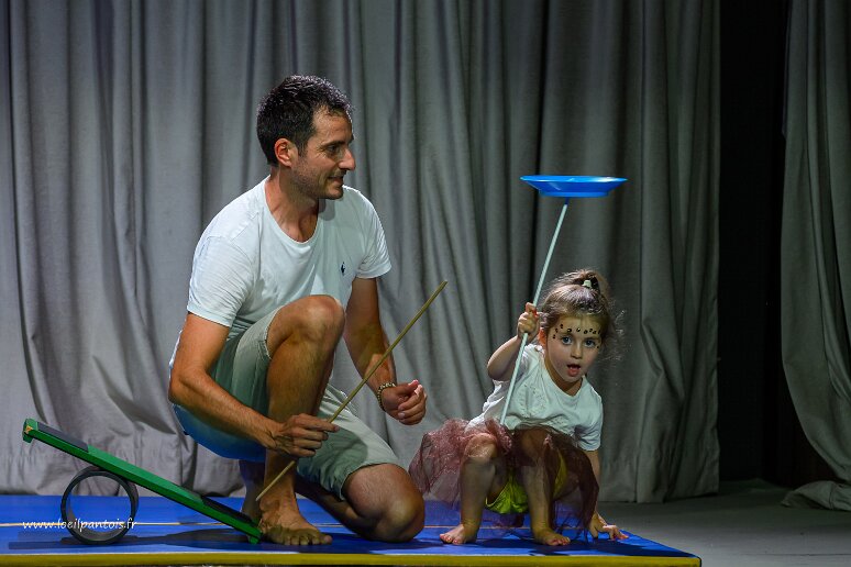 20260620__37974 MJC Fontaines Saint Martin, spectacle de fin d'année, ateliers cirque duo parents-enfants, cirque éveil, cirque enfants, animés par Lou Romano