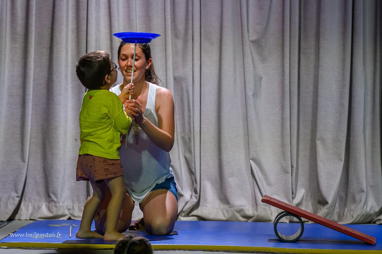 20260620__37979 MJC Fontaines Saint Martin, spectacle de fin d'année, ateliers cirque duo parents-enfants, cirque éveil, cirque enfants, animés par Lou Romano