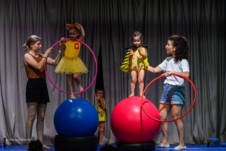 20260620__37984 MJC Fontaines Saint Martin, spectacle de fin d'année, ateliers cirque duo parents-enfants, cirque éveil, cirque enfants, animés par Lou Romano