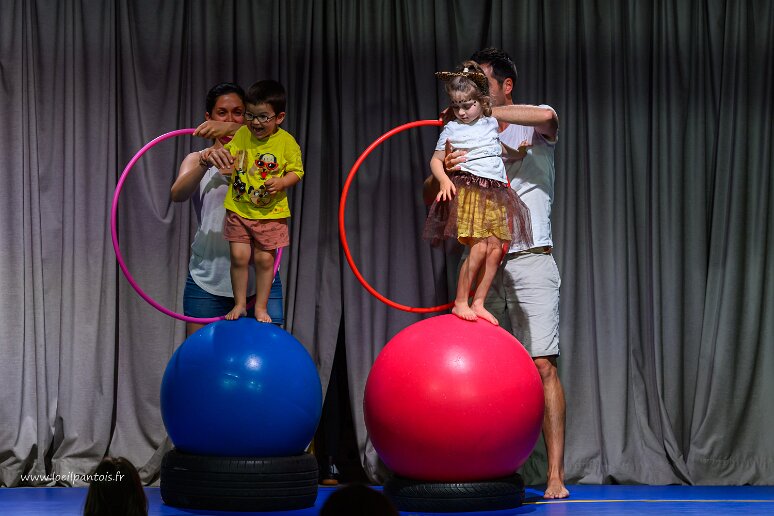 20260620__37988 MJC Fontaines Saint Martin, spectacle de fin d'année, ateliers cirque duo parents-enfants, cirque éveil, cirque enfants, animés par Lou Romano