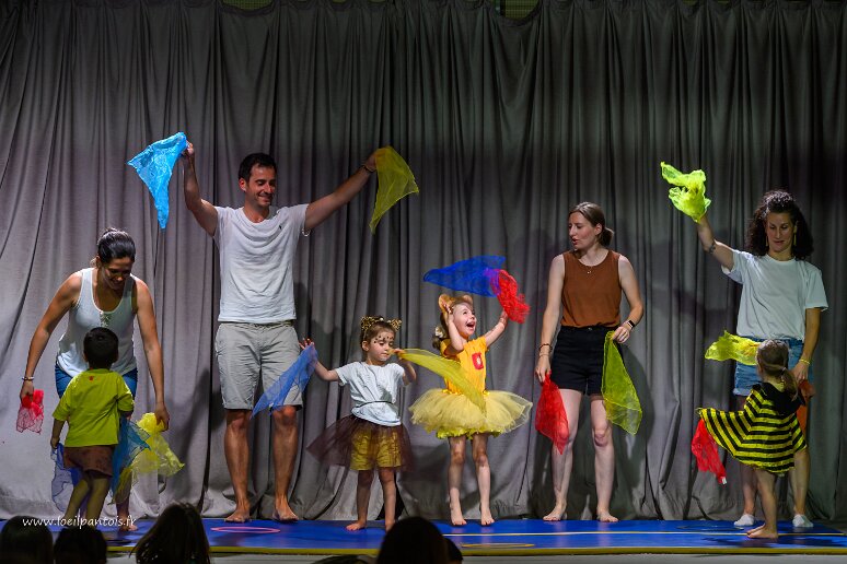 20260620__37998 MJC Fontaines Saint Martin, spectacle de fin d'année, ateliers cirque duo parents-enfants, cirque éveil, cirque enfants, animés par Lou Romano