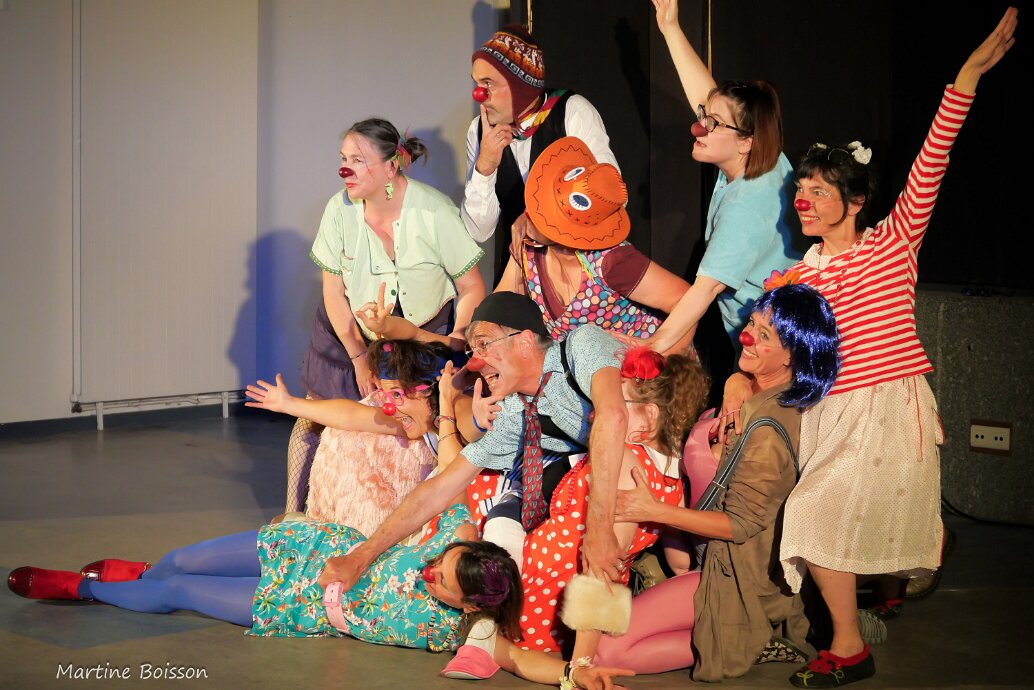Presque prêt Presque prêt, spectacle d'improvisation du groupe Clowns de la MJC, animé par Gregory Escolin Avec Elisabeth, Sonia,...