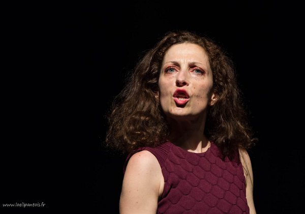 Amours Dénudés Une exceptionnelle prestation de Nathalie Buiguès dans un magnifique monologue, un long soupir que l'émotion envahissait...