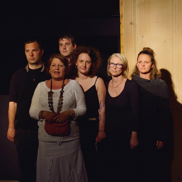 2 h 14 Une pièce de David Paquet, mise en scène par Noémie Chateau avec Anne Laure Didier, Jocelyne Didier, Edouard Lachèvre,...