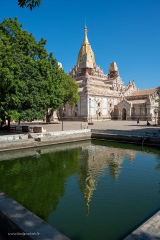 20191120__00095-55 Temple d'Ananda: construit en 1091 dans un style inspiré de l'Inde, c'est l'un des 4 principaux temples de Bagan. Le roi qui l'a fait construire était...