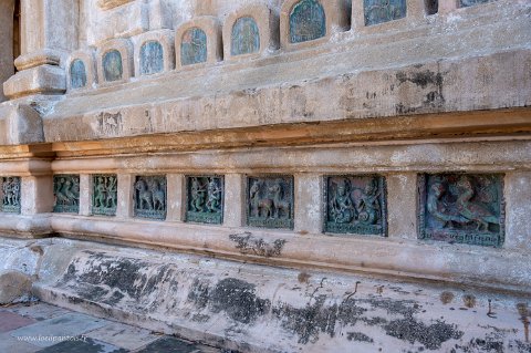 20191120__00095-56 Temple d'Ananda quelques-uns des 389 carreaux de terre cuite qui illustrent certains épidodes des Jatakas (petits contes qui racontent les vies antérieures des...