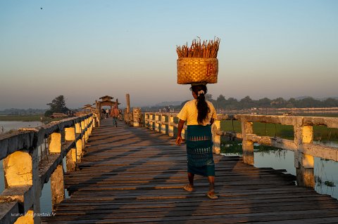 20191119__00164-83 Pont u bein, D'innombrables piétons traversent ce pont entre le quartier de l'université de Yanadabon et la ville d'Amapura