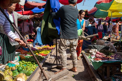 20191117__00269-56 Mandalay, Ralways market. Un marché pris d'agitation quand la corne du train sonne...