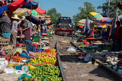 20191117__00269-59 Mandalay, Ralways market, et qu'il arrive sans ralentir