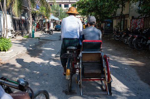 20191118__00207-28 Départ en trishaw birman, un pousse pousse ou tuk tuk caractérisé par deux sièges passagers dos à dos