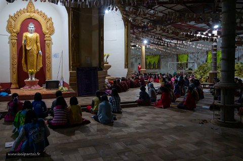 20191125__00259-10 Monastère de Phaya Taung, bâtiment central, salle de prière, dortoir la nuit. Les affaires des jeunes y dormant se trouvent dans les sacs au fond à droite