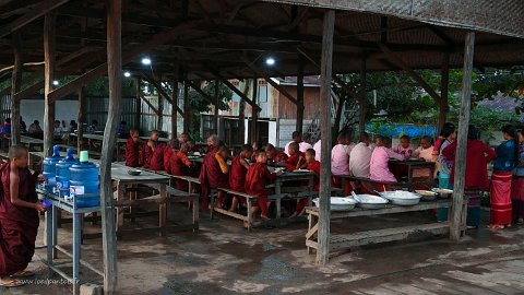20191125__00259-12 Monastère de Phaya Taung, le petit déjeuner des novices (garçons en tenue safran et filles en tenue rose)