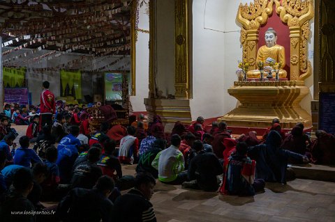20191125__00259-14 Monastère de Phaya Taung, prière du matin. Au 1er rang, les novices